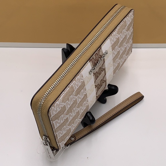 MICHAEL KORS LARGE TRAVEL CONTINENTAL WRISTLET WALLET CAMEL COLOR - Picture 3 of 16